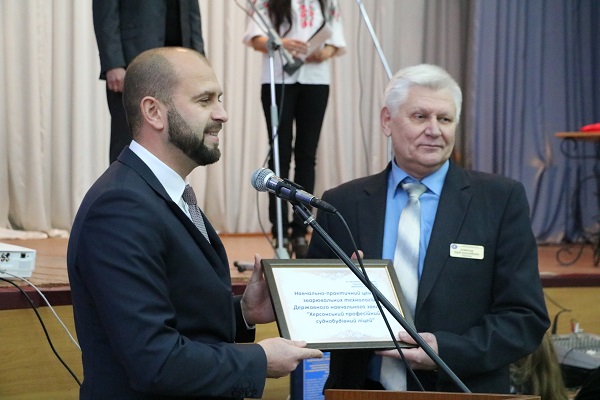 Балонь Андрей вручает памятную директору Новосаду Ю