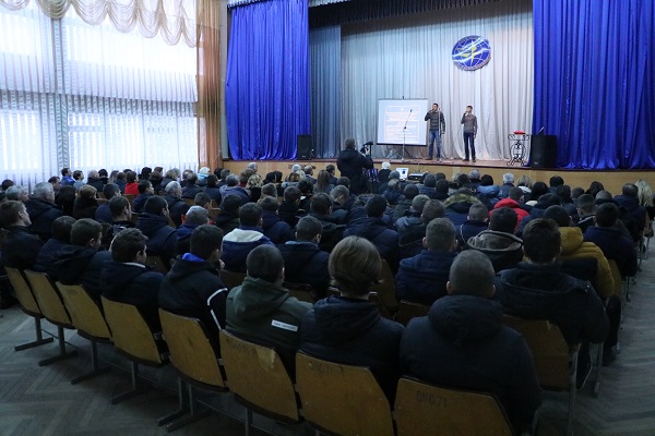 в актовом зале-5
