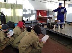 Сьогодні на базі навчально-практичного центру нашого ліцею було проведено показовий урок виробничого навчання з теми: «Автоматичне і механізоване зварювання відповідальних складних технологічних конструкцій з листового металу» Майстер в/н - Пономаренко В.